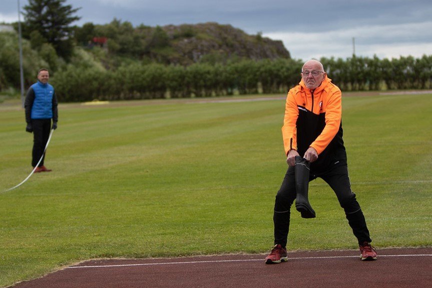Einbeittur keppandi í stígvélakasti. Mynd: Umfi.is.