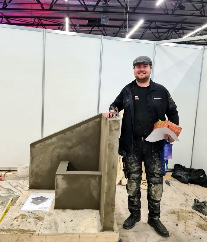 Arnar Freyr við verðlaunastykkið. Mynd: Helga Jónína Guðmundsdóttir.