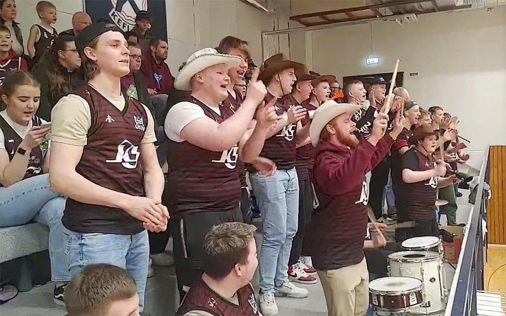 Stuðningsmannalið Tindastóls í góðum gír. SKJÁSKOT AF SÍÐU TINDASTÓLS