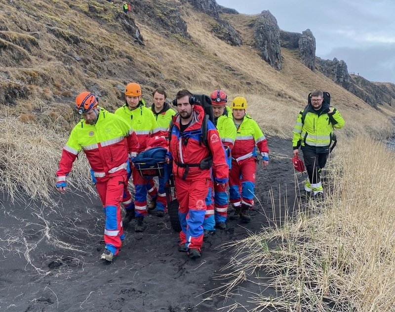Frá vettvangi slyssins við Hvítserk í gærkvöldi. Myndir: Landsbjörg.