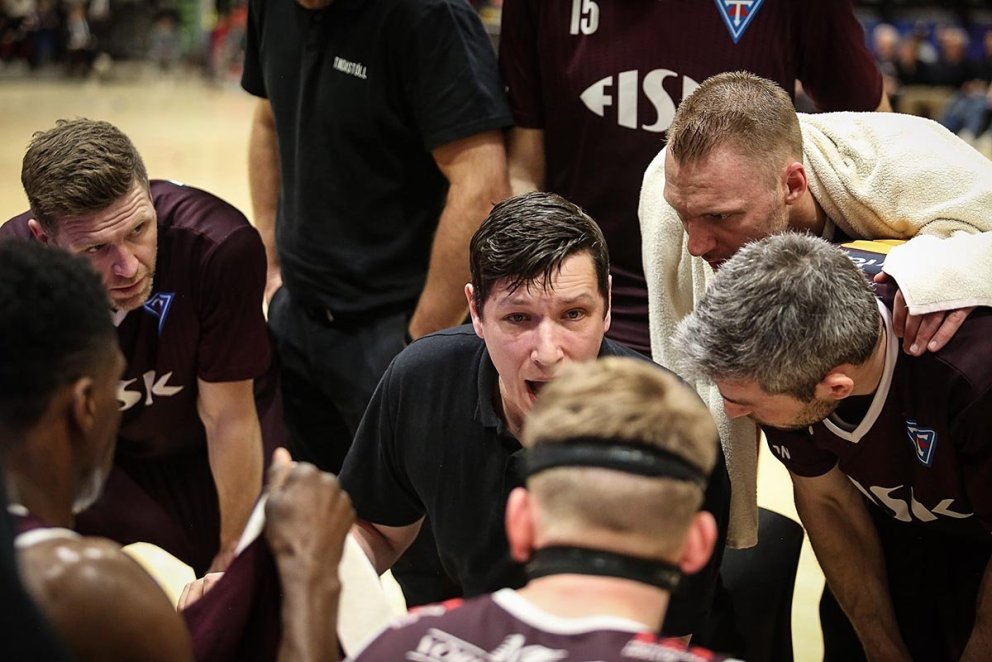 Pavel og félagar fara yfir málin í fyrsta leik einvígisins. MYND: HJALTI ÁRNA