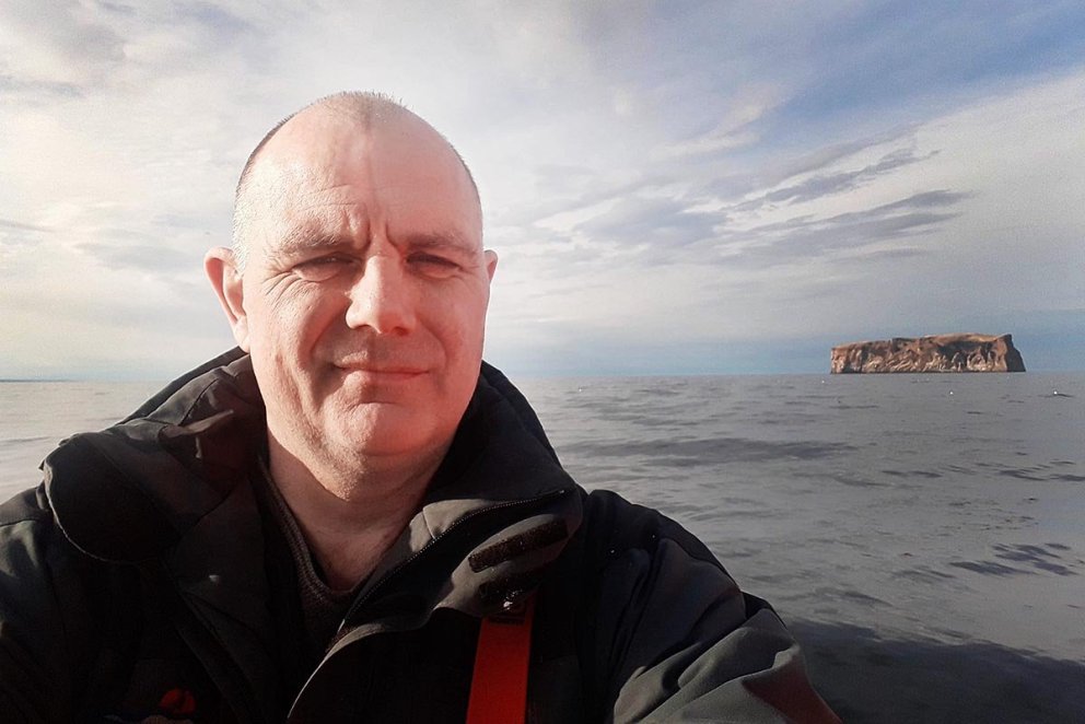 Sigurjón Þórðarson með Drangey í baksýn. MYND AF FB