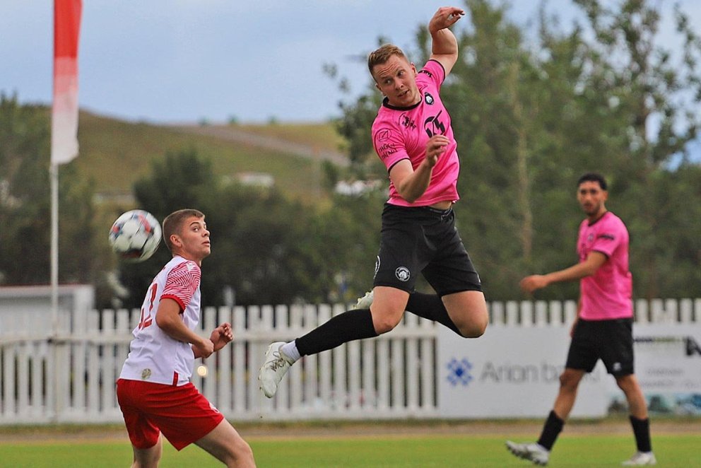 Ingvi Rafn, spilandi þjálfari Kormáks/Hvatar, svífur um á bleiku skýi. MYND: JÓN ÍVAR PHOTOGRAPHY