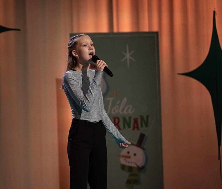 Sigrún Erla Snorradóttir að syngja í Jólastjörnunni. Mynd tekin af vef jólagesta.