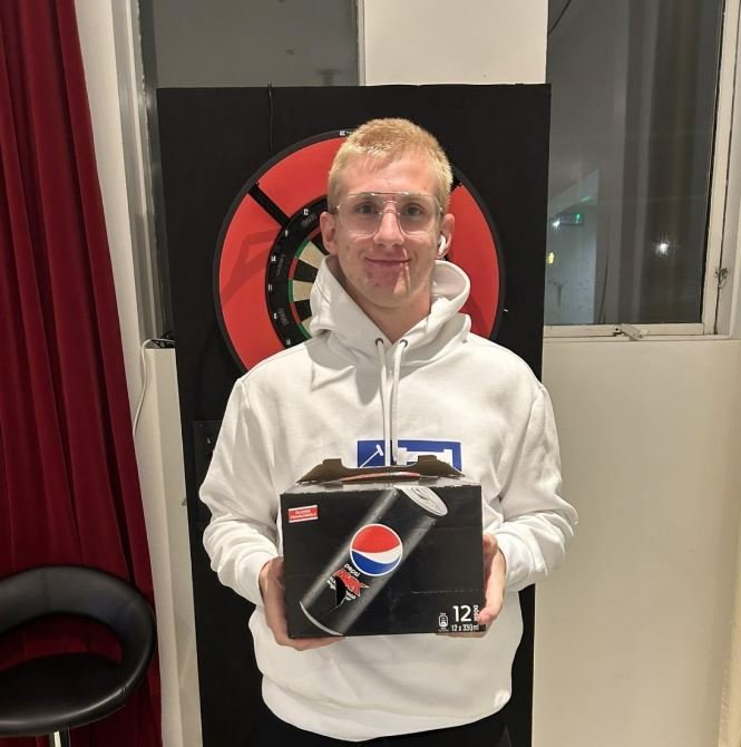 Sigurvegari kvöldsins, Viktor Kári Valdimarsson. Myndir aðsendar