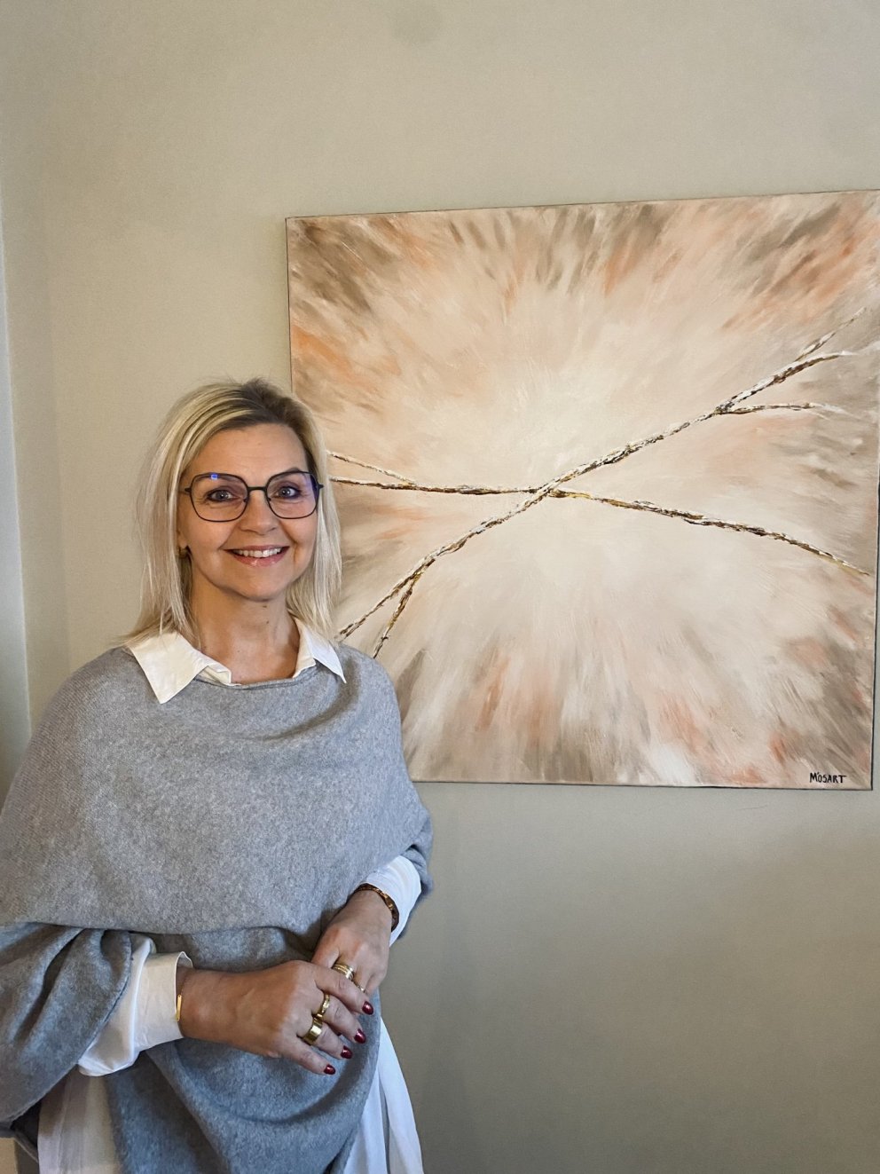 Margrét Stefánsdóttir við eitt verka sinna. MYND AÐSEND