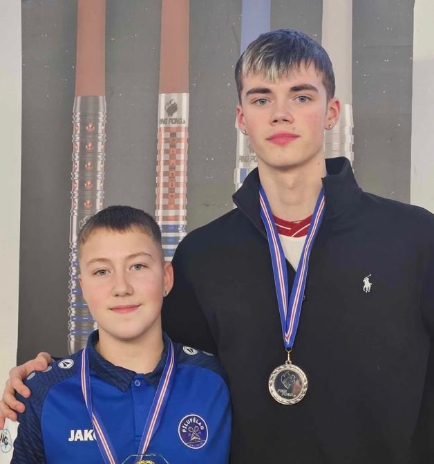 Dalvíkingurinn Ægir og Axel Arnarsson. Myndir teknar af Facebook-síðu Pílukastfélags Skagafjarðar.