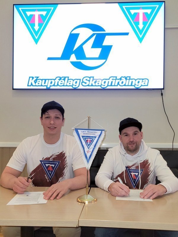Pavel og Dagur við undirskrift á Kaffi Krók þegar Pavel var ráðinn sem þjálfari Tindstóls. MYND: PF