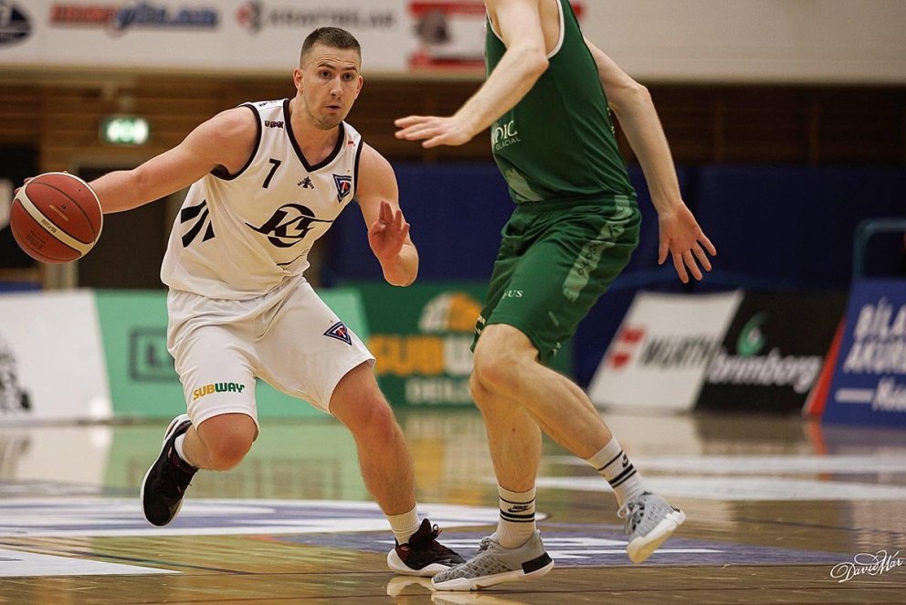 Pétur Rúnar með boltann í leik á dögunum. MYND: DAVÍÐ MÁR