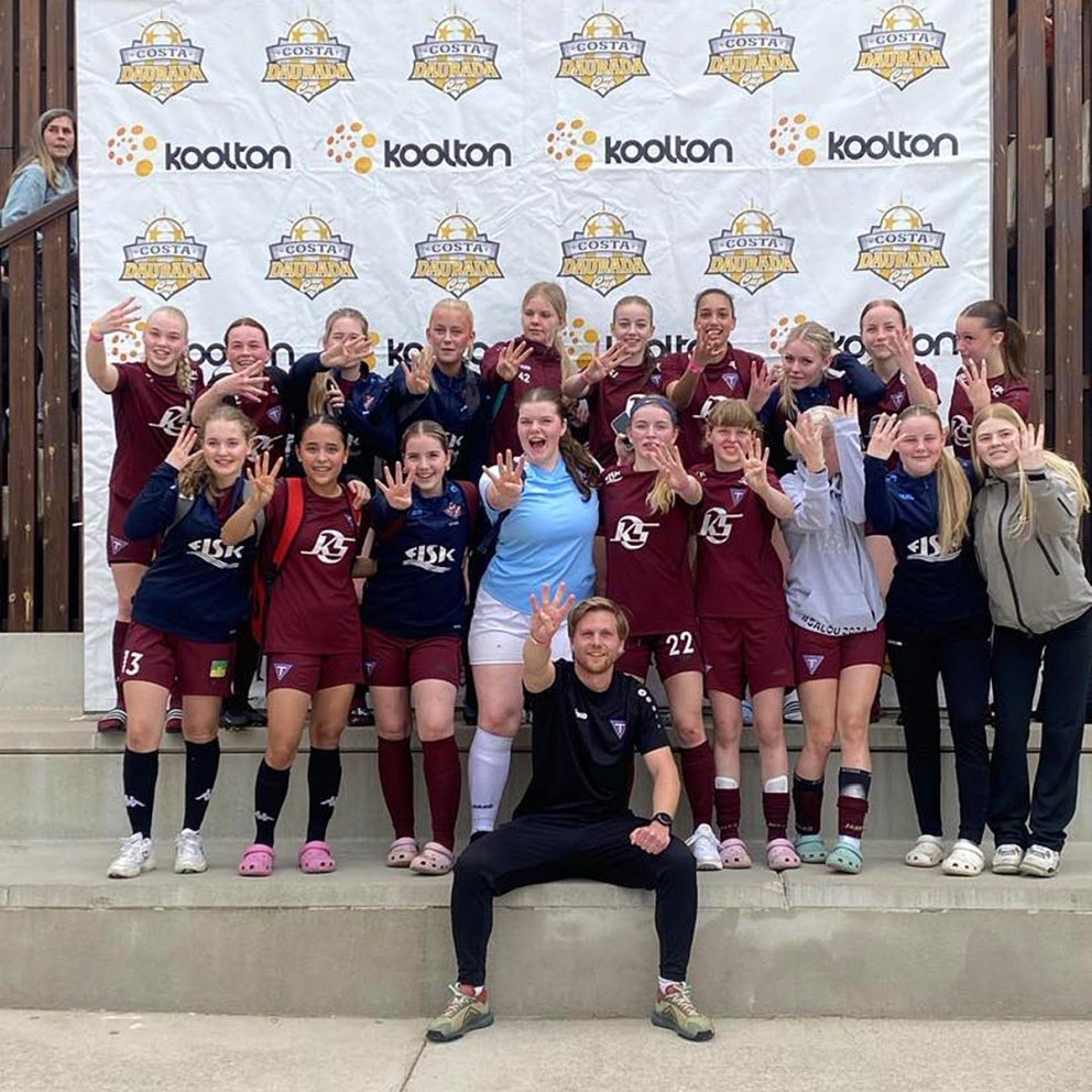 Stelpurnar ásamt Gunnar þjálfara sínum fagna sæti í fjöugrra liða úrslitum. MYNDIR: ÞÓREY