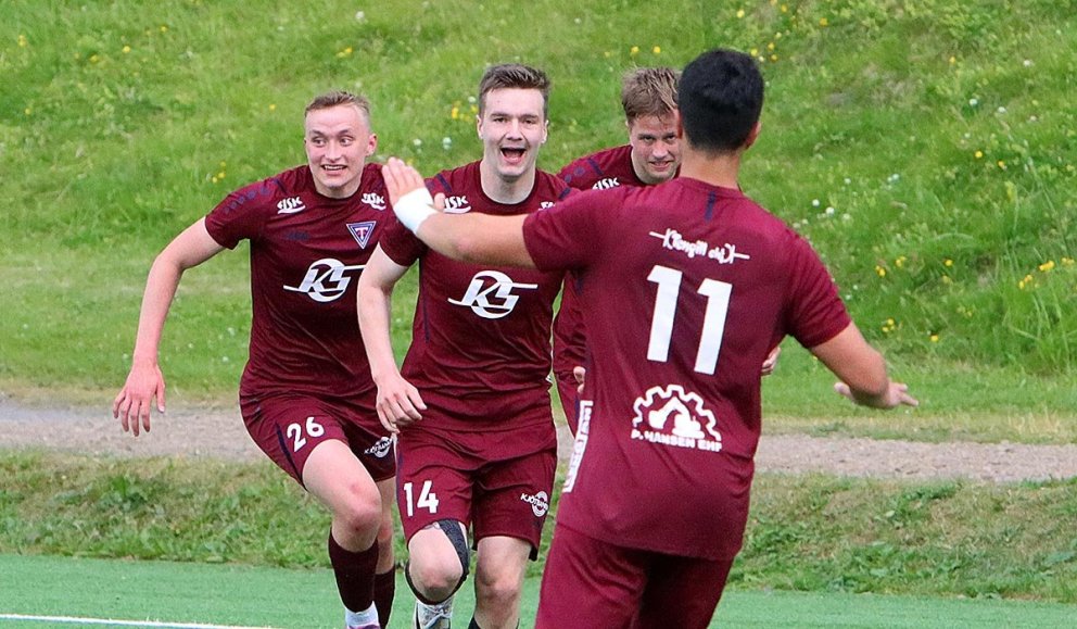 Jónas Aron og félagar fagna fyrsta markinu. Svo mega nú Stólarnir aðeins fara að kveikja í stuðningsmönnum sínum með því að fagna fyrir framan þá. Fá pínu stemmara! MYND: ÓAB