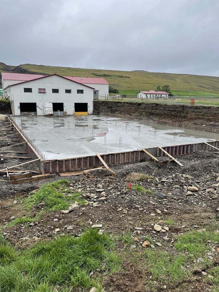 Viðbót við fjárhúsin í byggingu. MYND AÐSEND