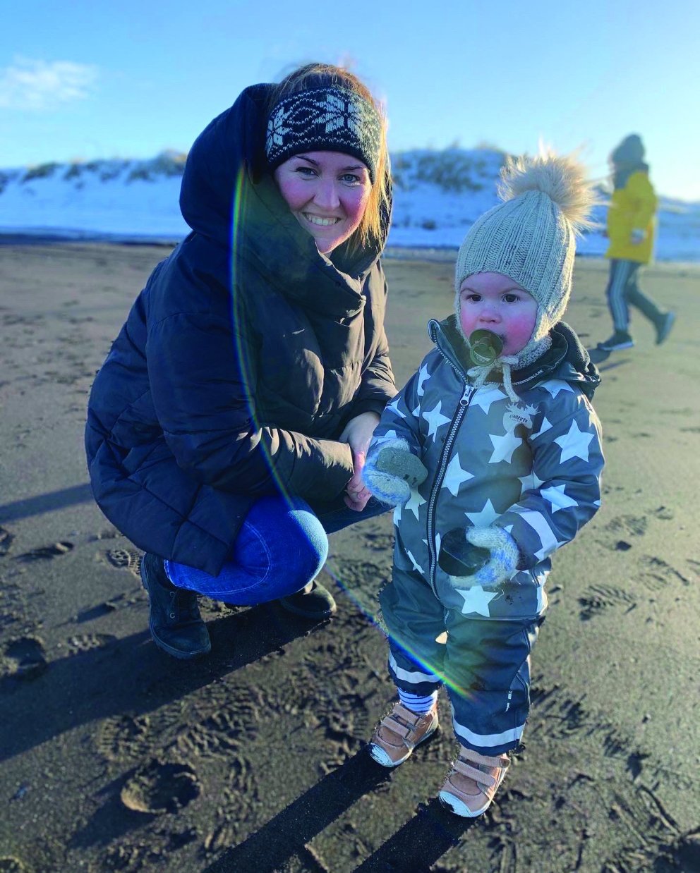 Rakel Kemp með yngsta syni sínum, Guðna Frey, í fjörunni á Króknum. MYNDIR AÐSENDAR
