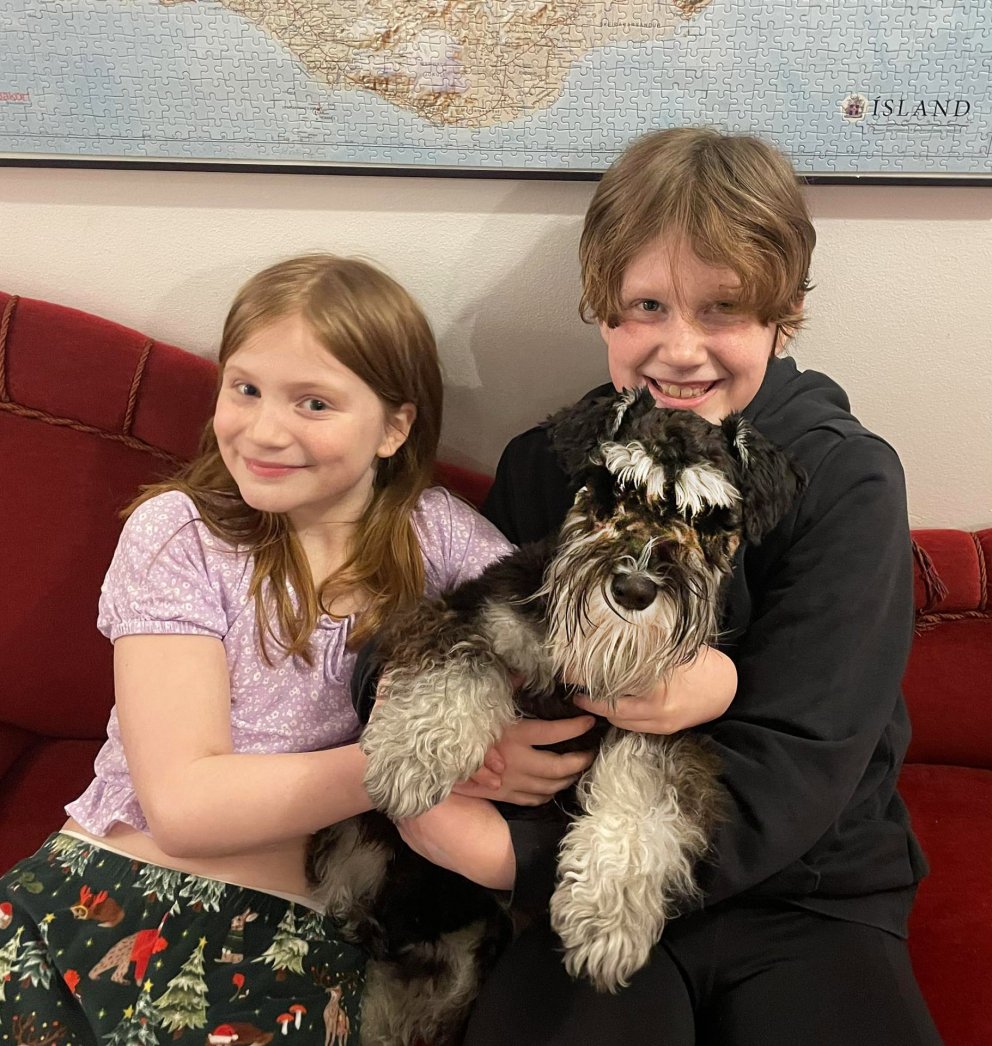 Ragna (t.h.) og María með Tobba. MYND AÐSEND