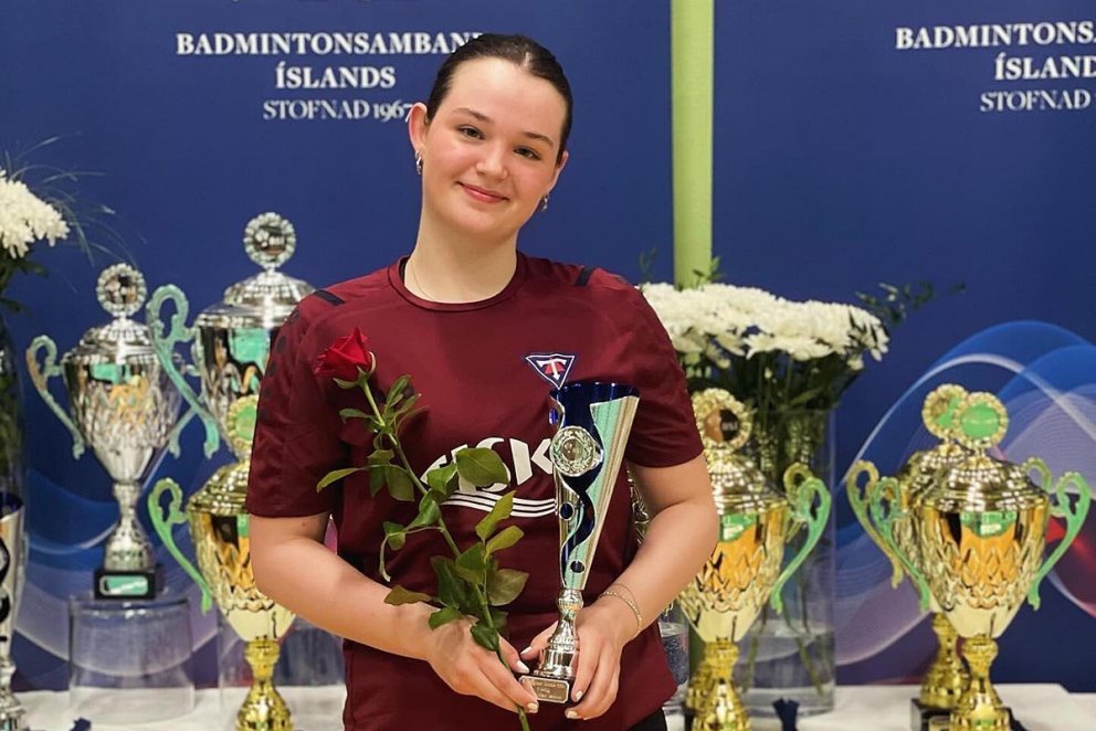 Emma Katrín með verðlaunin eftir að hafa unnið 2. deildina sl. vor. MYND AÐSEND