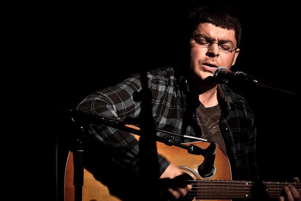 Gísli Þór Ólafsson með gítarinn. MYND: HJALTI ÁRNA