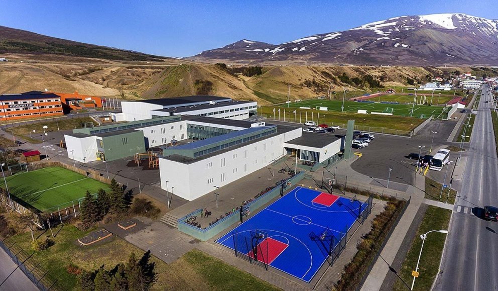 Loftmynd af Árskóla á Sauðárkróki.