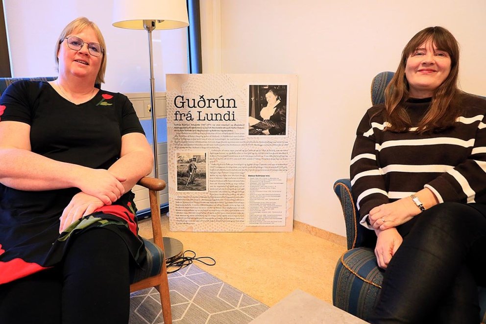 Kristín Sigurrós og Marín Guðrún með Guðrúnu frá Lundi á milli sín. Þær stöllur settu upp sýningu um skáldkonuna og hefur sýningin verið sett upp víða um land. MYND AÐSEND