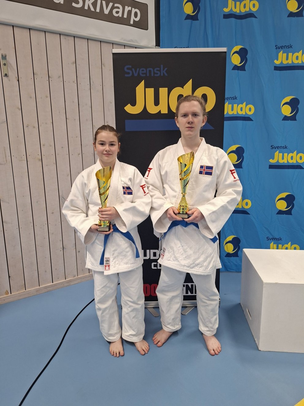 Jóhanna María og Freyr með verðlaunin. MYND AÐSEND