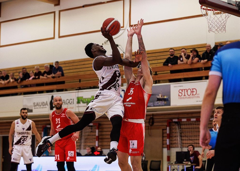 Taiwo sækir að körfu Gimle á annarri hæð en flestir. MYNDIR: DAVÍÐ MÁR