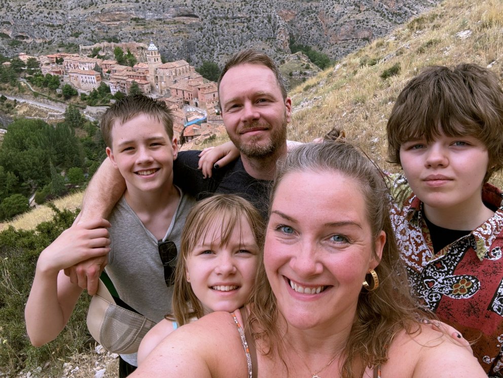 Berglind og Guðmundur ásamt börnum á Spáni. MYND AÐSEND