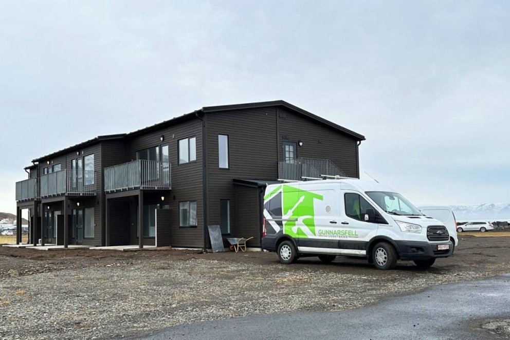 Eina húsið sem náðist að reisa á Freyjugötureitnum sem er því enn eins og stórt sár í gamla bænum á Króknum. MYND: ÓAB