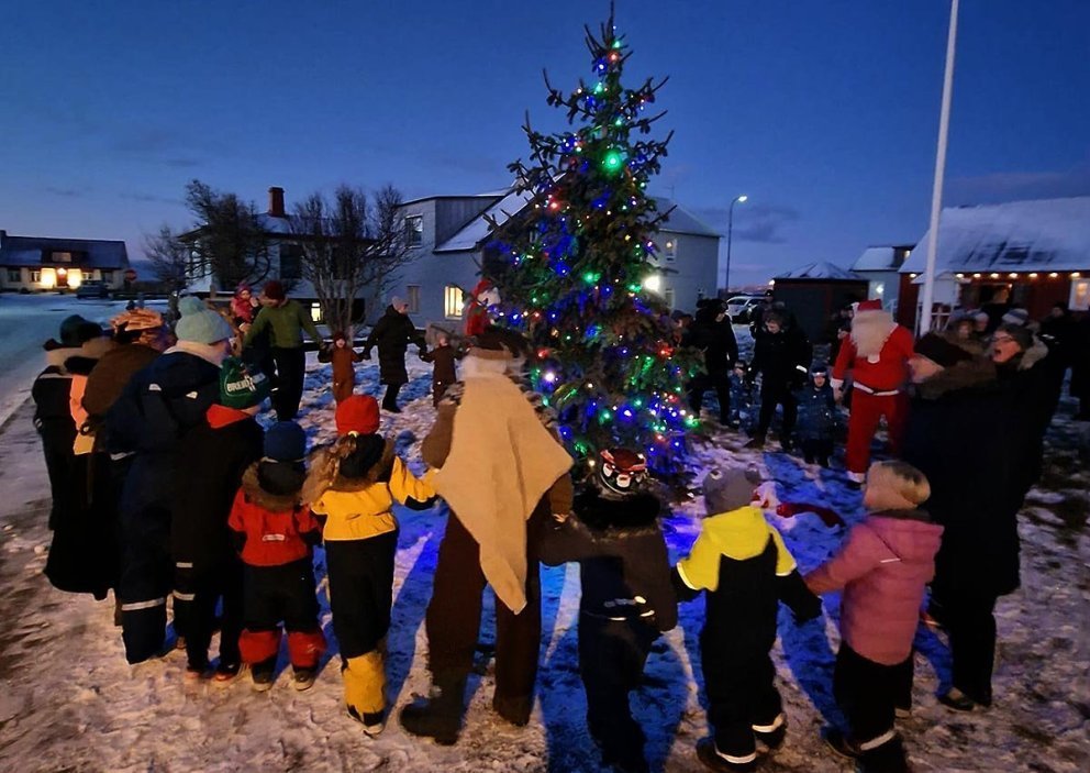 Gengið í krinum jólatréð í gamla bænum á Blönduósi fyrir nokkrum árum. MYNDIR: FB-SÍÐA HÚNABYGGÐAR