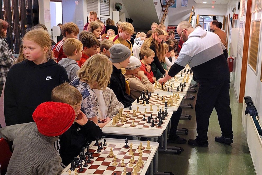 Svavar og nemendur Árskóla í þungum þönkum. MYND: ÁRSKÓLI.IS