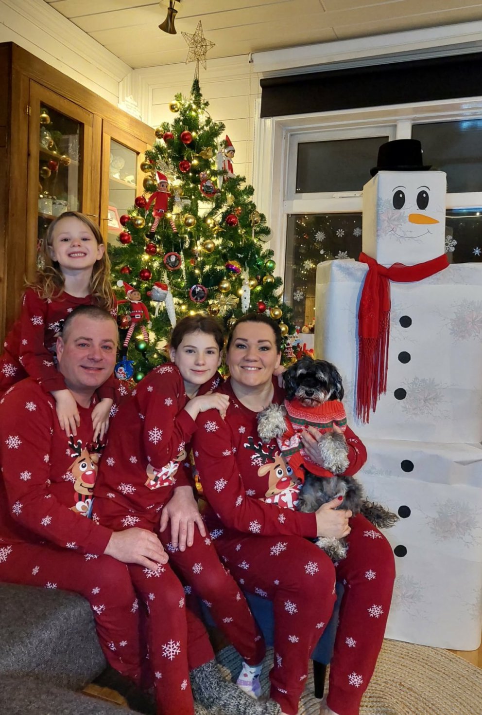 Fjölskyldan á jóladagsmorgun og þarna má sjá jólaveruna sem Raggý sagði okkur frá. MYND AÐSEND