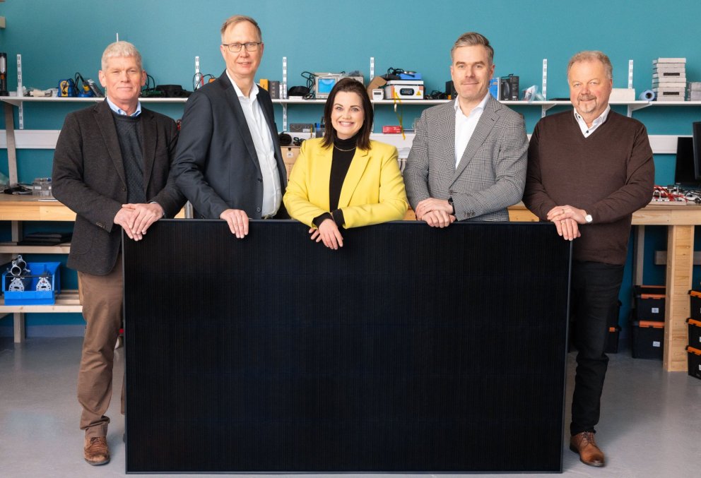 Frá vinstri: Ómar Tryggvason og Sigurgeir Tryggvason fulltrúar Summu Rekstrarfélags, Linda Fanney Valgeirsdóttir framkvæmdastýra og meðstofnandi Alor, Magnús Hafliðason framkvæmdastjóri N1 og Valgeir Þorvaldsson stjórnarformaður og stofnandi Alor. MYND AÐSEND