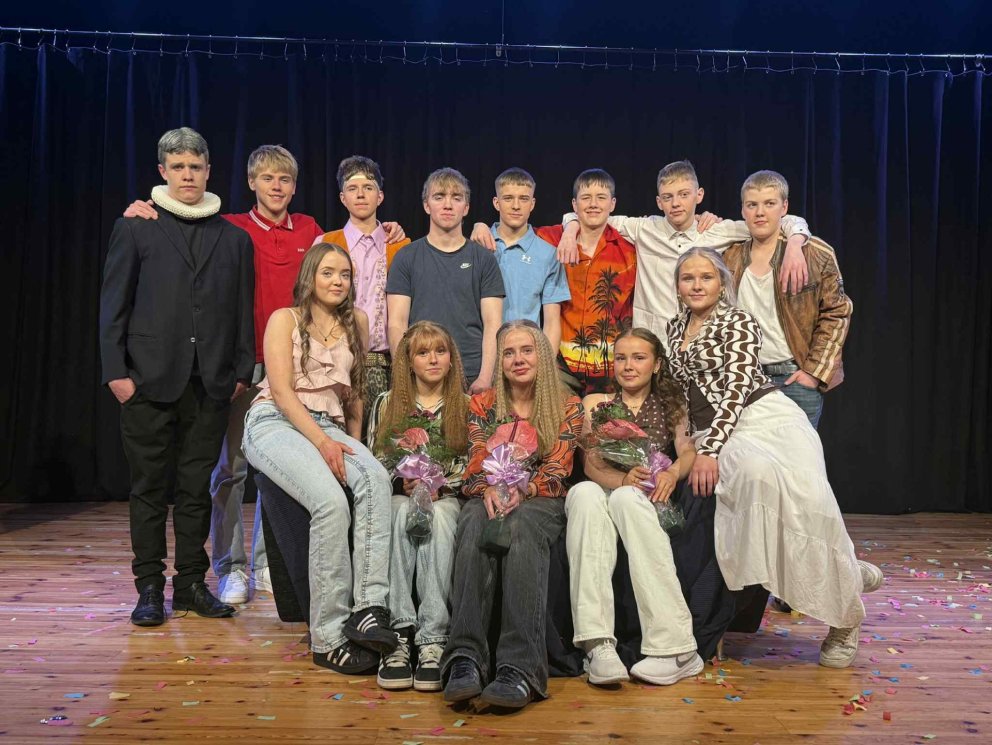 Hluti leikhópsins að sýningu lokinni. MYND GG