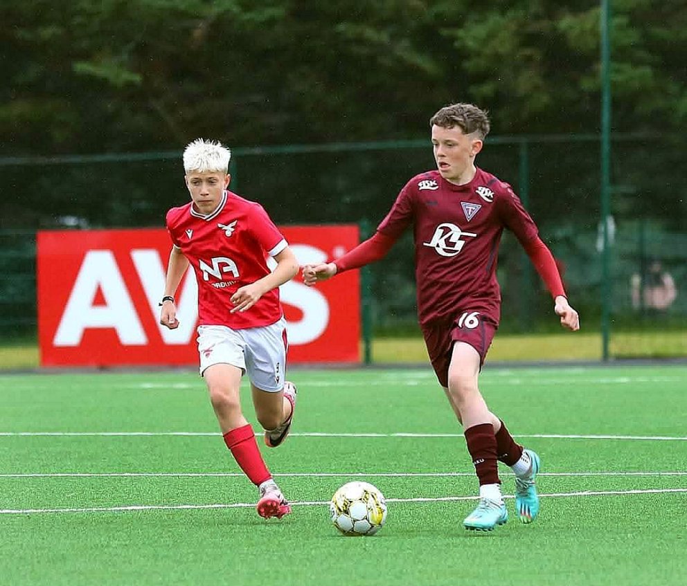 Aron Örn í leik með sameinuðu liði Tindastóls/Hvatar/Kormáks. Á neðri myndinni er hann með Hauki bróður sínum á Anfield Road. AÐSENDAR MYNDIR