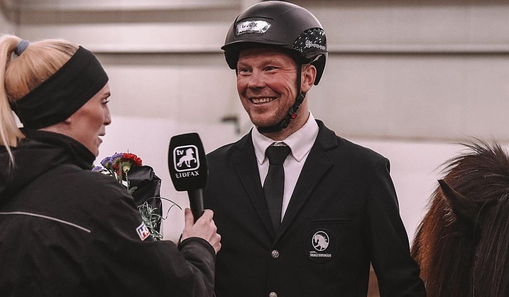 Þórarinn Eymundsson spjallar við EiðfaxaTV að lokinni keppni.  MYND AF FB-síðu Meistaradeildar KS.