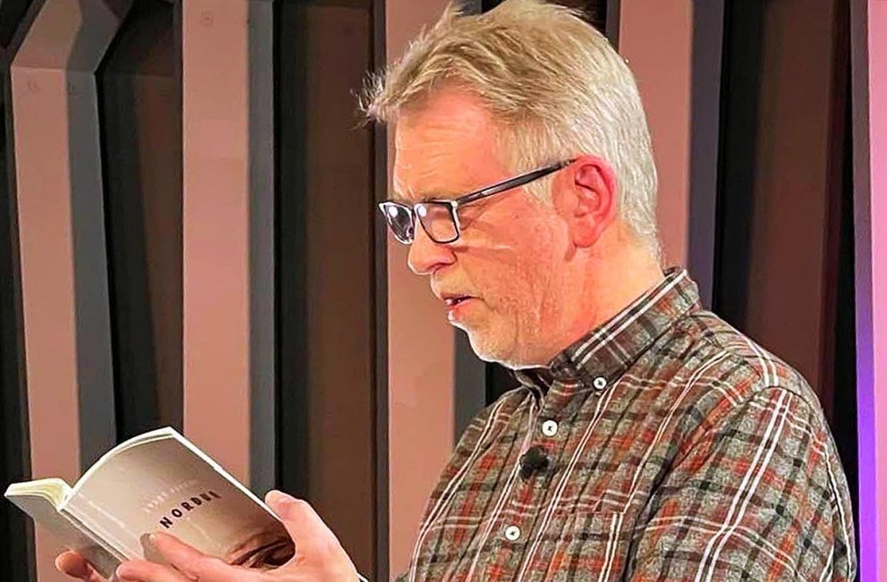 Eyþór Árnason les upp. MYND AF NETINU