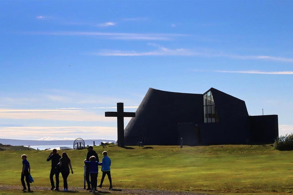 Blönduóskirkja í sumri og sól. MYND: ÓAB