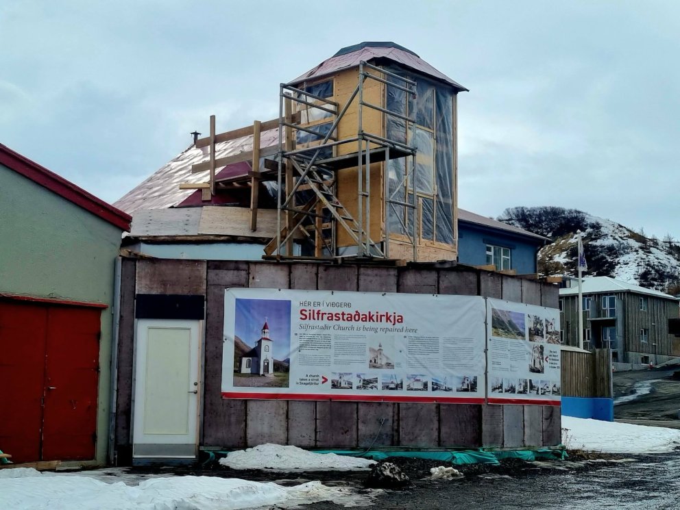 Silfrastaðakirkja fyrir utan trésmiðjuna Ýr. Mynd: HMJ
