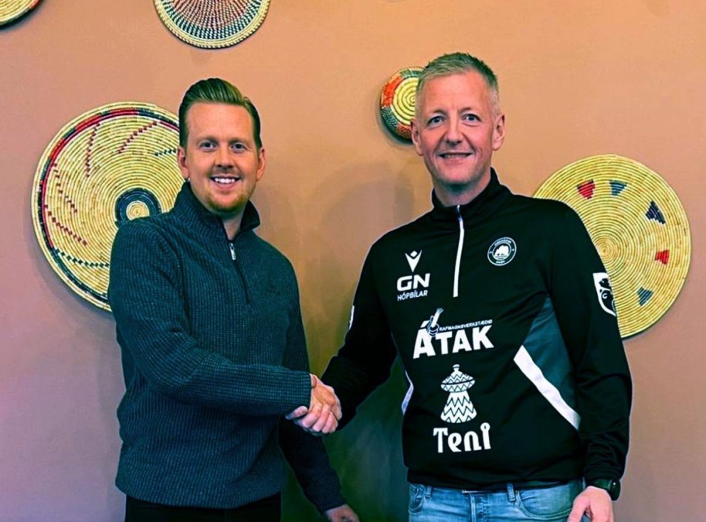 Dominiv Furness (til vinstri) og Jon Örn hjá knattspyrnudeild þegar framlengt var við þjálfarann síðasta haust. MYND AF FEYKIR.IS