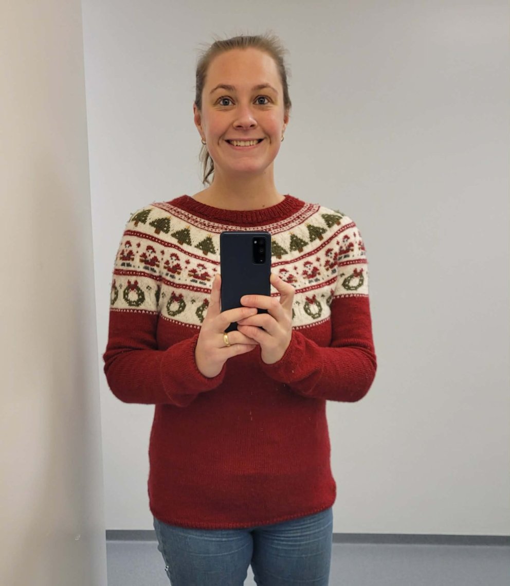 Lára Halla í jólapeysunni sem hún lauk við rétt fyrir Friðargöngu Árskóla á síðasta ári.