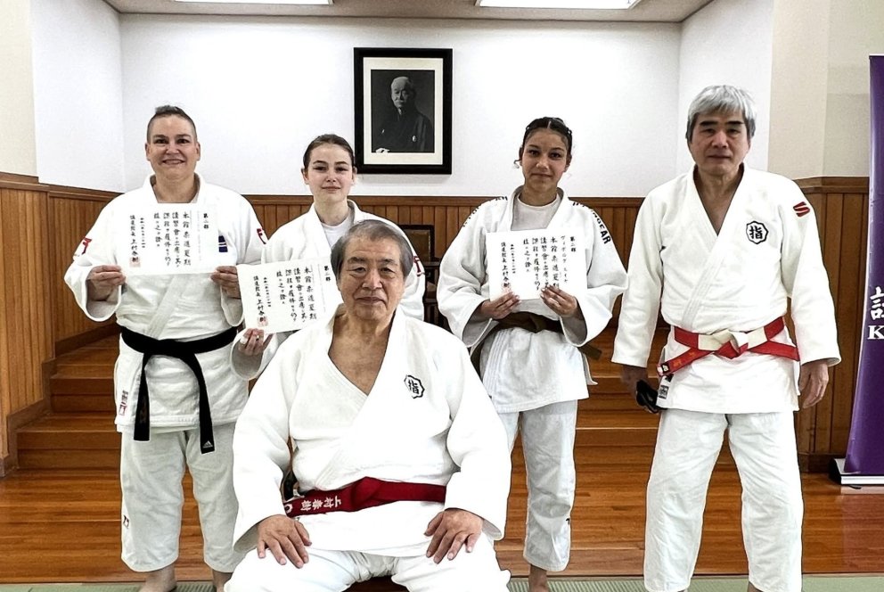 Annika Líf og Jóhanna María frá Tindastóli, Eyja og Sensei Iura með forseta Kodokan. Haruki Uemura (fremst). Mynd aðsend.