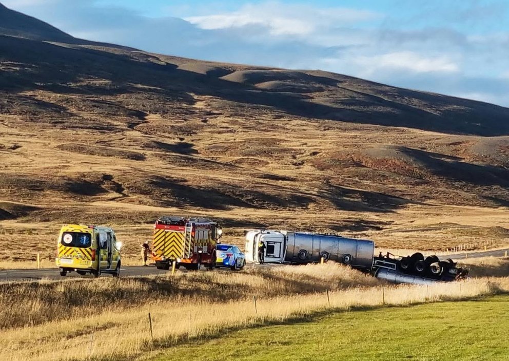 Talsverður viðbúnaður er á slysstað. Mynd: HMJ