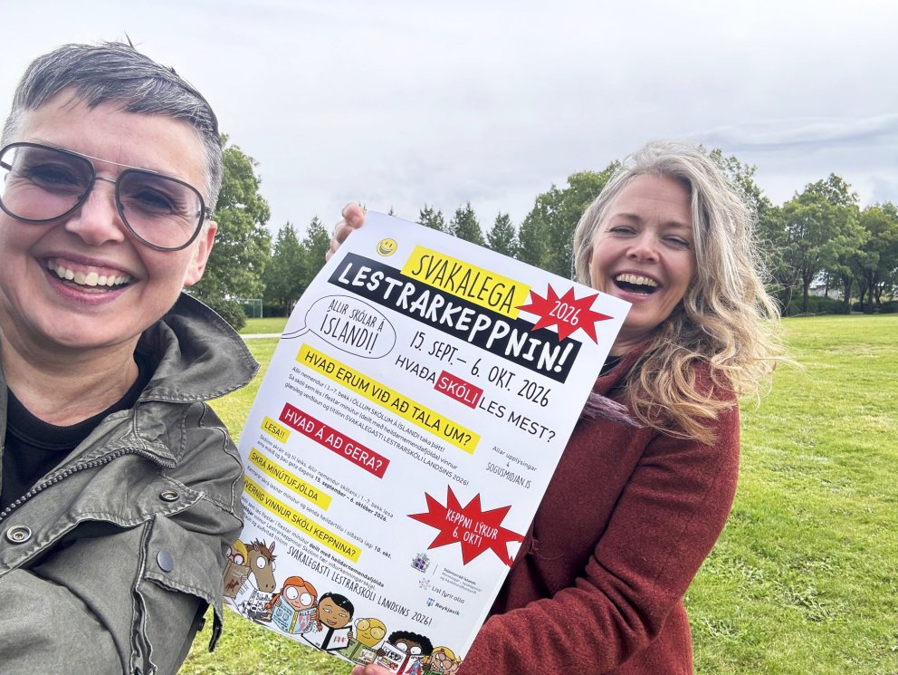 Blær og Eva Rún eldhressar að kynna Svakalegu lestrarkeppnina. MYNDIR AÐSENDAR