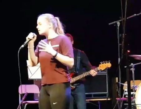 Ásdís Aþena syngur til sigurs í Söngvarakeppni Grunnskóla Húnaþings vestra í janúar sl.
