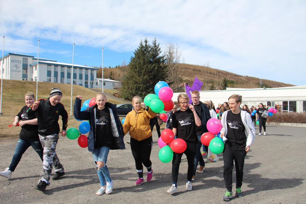 Frá Lokahátíð Þjóðleiks - þátttakendur í skrúðgöngu. Mynd: Íris Olga Lúðvíksdóttir