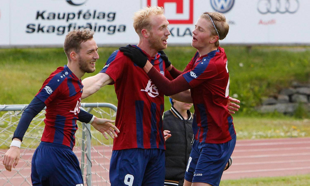 Kenny Hogg fagnaði fimmta marki sínu á fjórum dögum í gær. Það dugði þó ekki til sigurs gegni Völsungi. Hér sést hann fagna marki gegn KV á laugardaginn ásamt Benna og Arnari. MYND: ÓAB