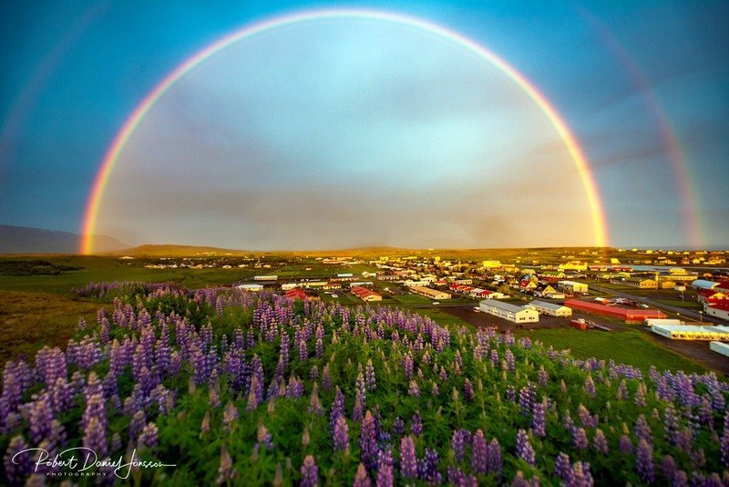 Tvöfaldur regnbogi yfir Blönduósbæ. Myndir: Róbert Daníel Jónsson