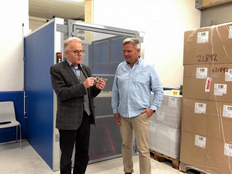 Jóhannes afhendir Kára lyklana. Mynd: huni.is