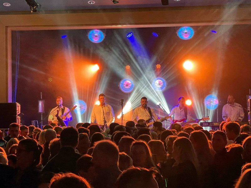 Dansleikur með stuðlabandinu