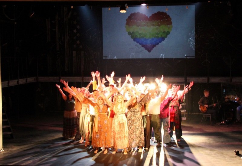 Úr sýningu Leikflokks Húnaþings vestra á Hárinu. Mynd:Berglind Þorsteinsdóttir.