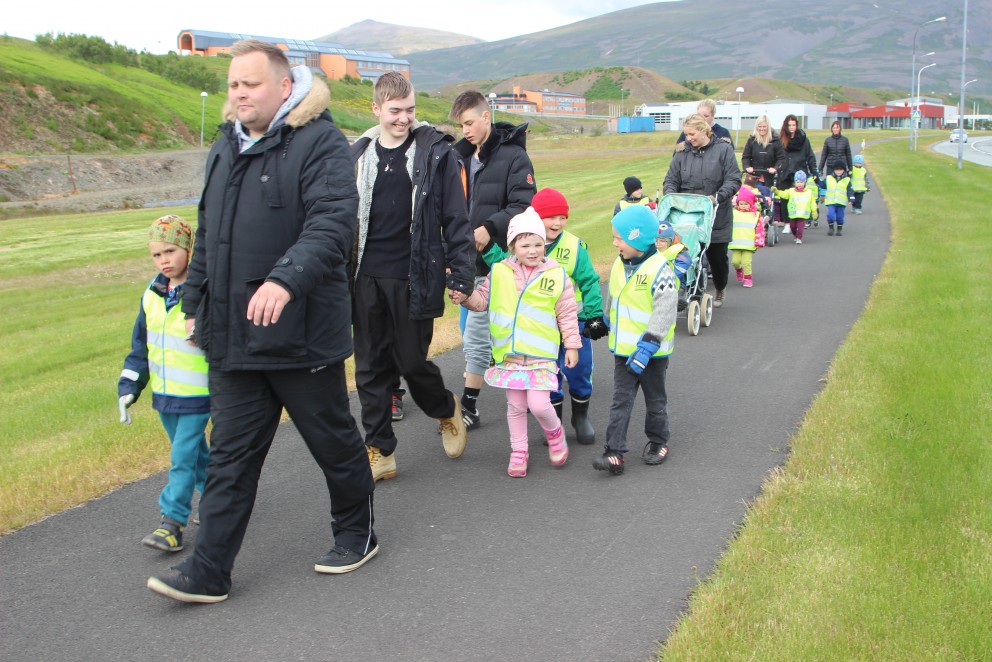 Ársalabörn í göngutúr