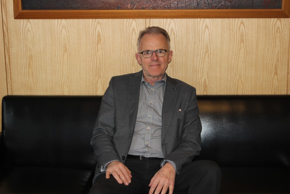 Jóhannes Torfason, framkvæmdastjóri Ámundakinnar, á skrifstofu félagsins sem áður var skrifstofa kaupfélagsstjóra KAH. Mynd: KSE